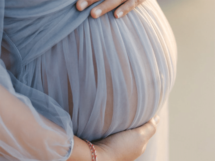 就是一个孕妇在做着事情的时候突然肚子发痛然后就要开始生孩子了