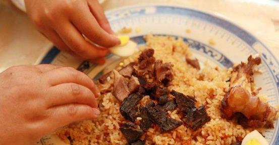 新疆人吃手抓饭,为何不选择使用餐具?一个原因告诉你真相