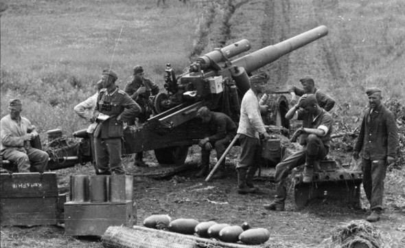 德军150毫米榴弹炮和炮弹.