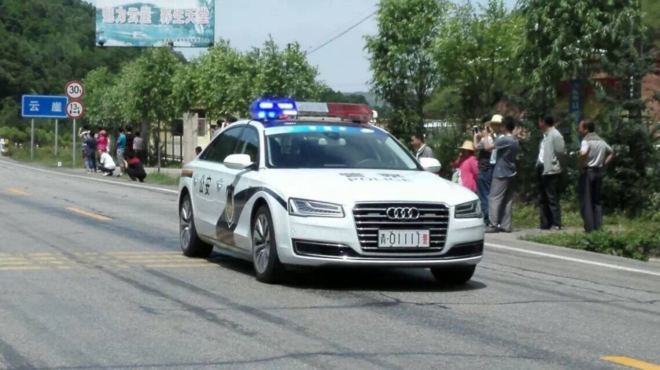 中国警车有的印"警察",有的印"公安",二者有何区别