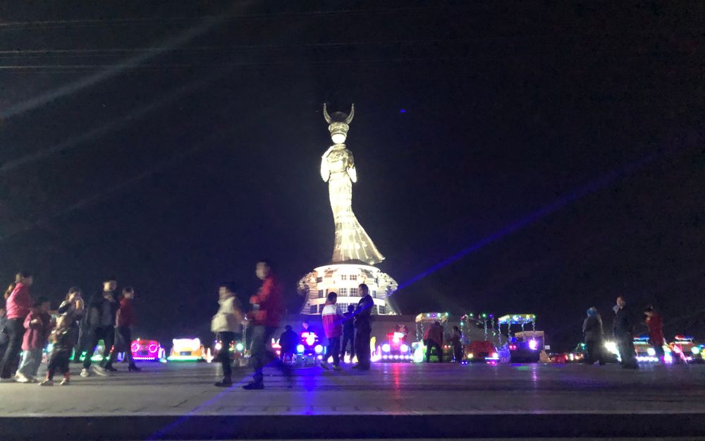 10月24日晚,不少当地居民带着孩子到"仰阿莎"雕塑下的小广场玩.