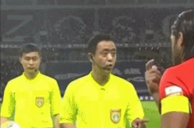 中国足球裁判:欲戴皇冠,必承其重