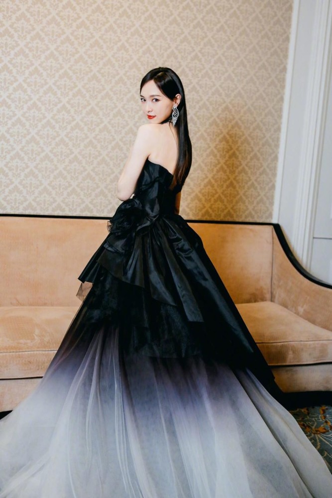 杨幂仙气白纱败在耳朵,网:近看超可怕