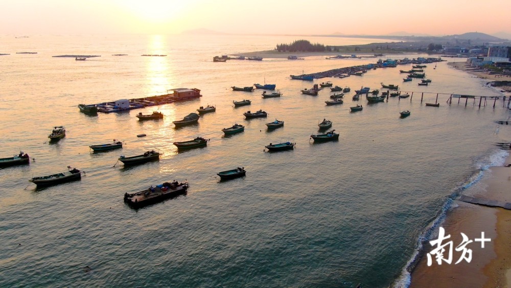 夕阳下的阳西县上洋镇河北渔港.