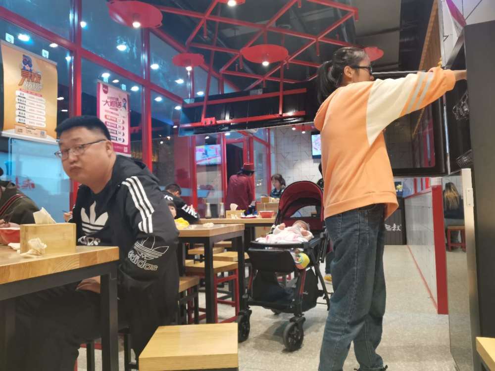 霸都合肥滨湖顺园南门斜对面新开了家肥叔锅贴 深夜仍
