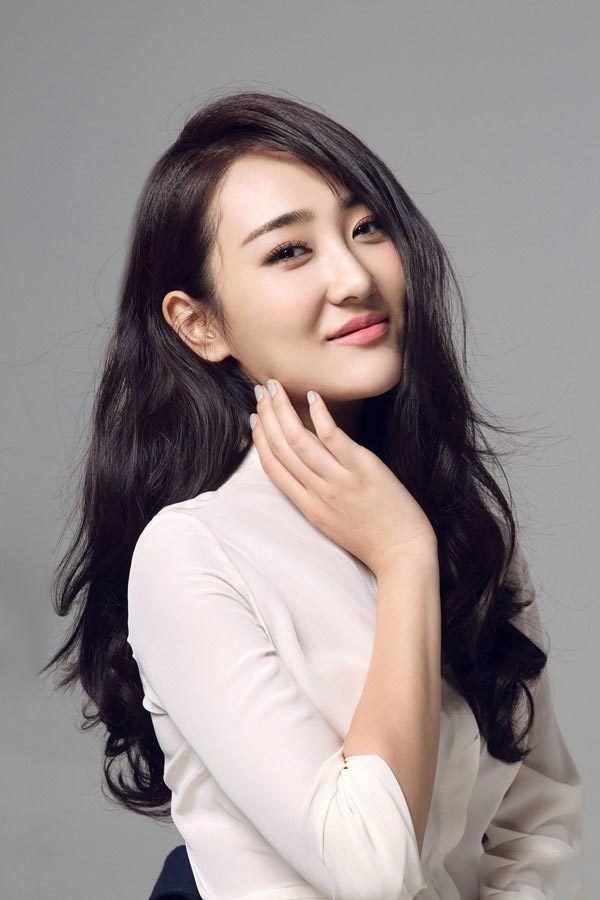 毕业于中央戏剧学院表演系2005级本科音乐剧专业,中国内地女演员