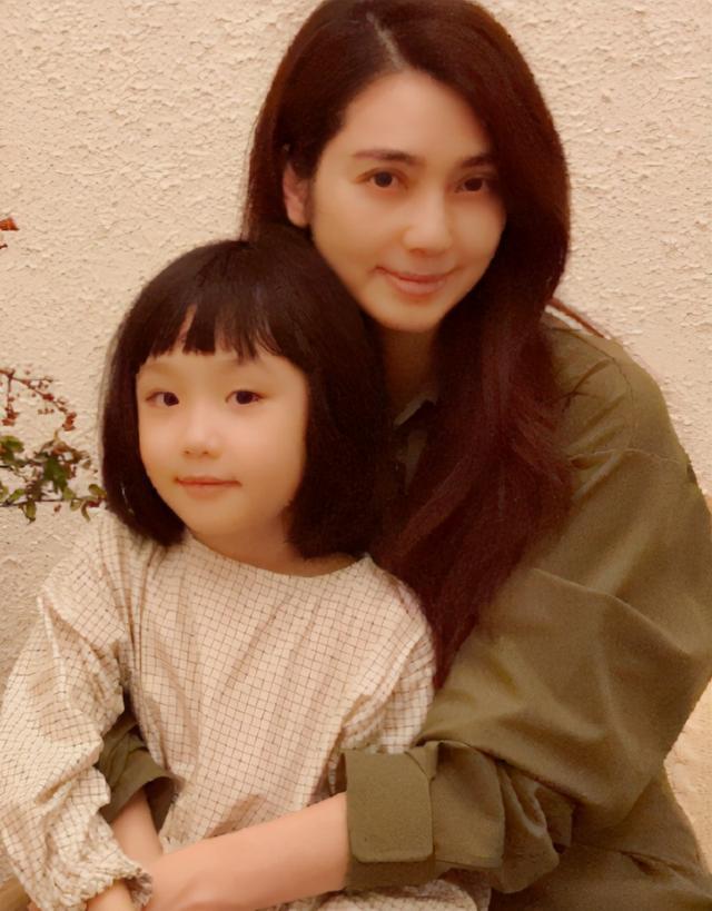 有种"遗传"叫洪欣女儿,6岁容貌不输妈妈,网友:青出于蓝