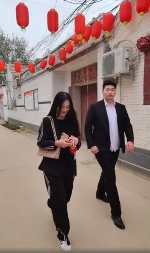 大衣哥儿媳妇回门又遭围观拍摄,大衣嫂怒斥拍摄者,村民却耍无赖