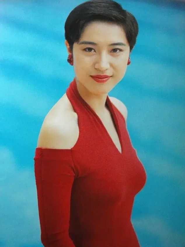 出道31年,陈法蓉还是一头短发,虽然不似美貌不能和从前相比,但她还是