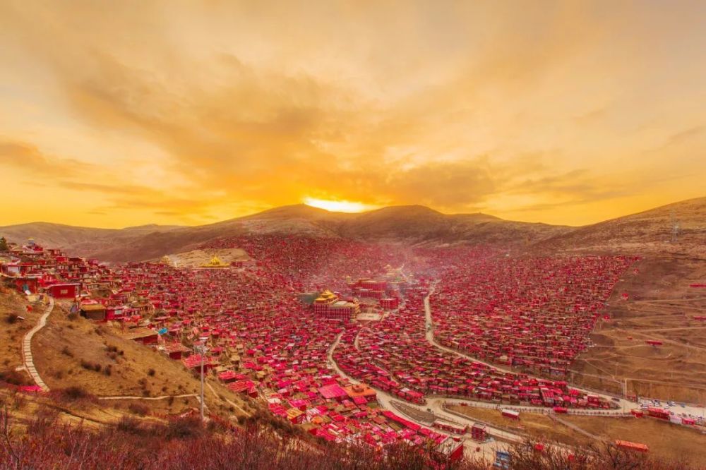 5-10月是去色达旅游的最好季节,11月以后有雪景,但冬季道路均有冰雪