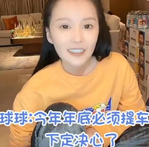 大女儿朴素似路人,小女儿称要买豪车,赵本山的子女为何大不同?