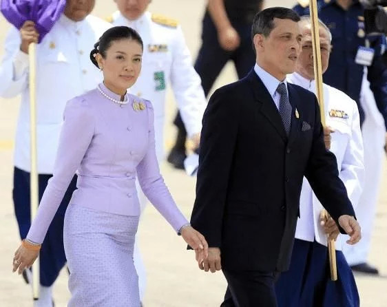 现任泰王和英拉又是什么关系?