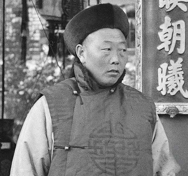 而且这段历史离我们也比较近,在1923年的7月,中国最后一批太监被溥仪