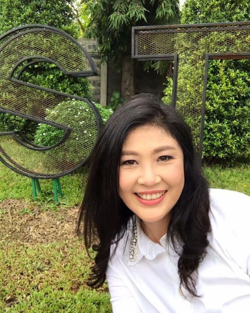 53岁泰国前总理英拉晒照,穿香奈儿外套贵气,双手合十略施粉黛足够优雅