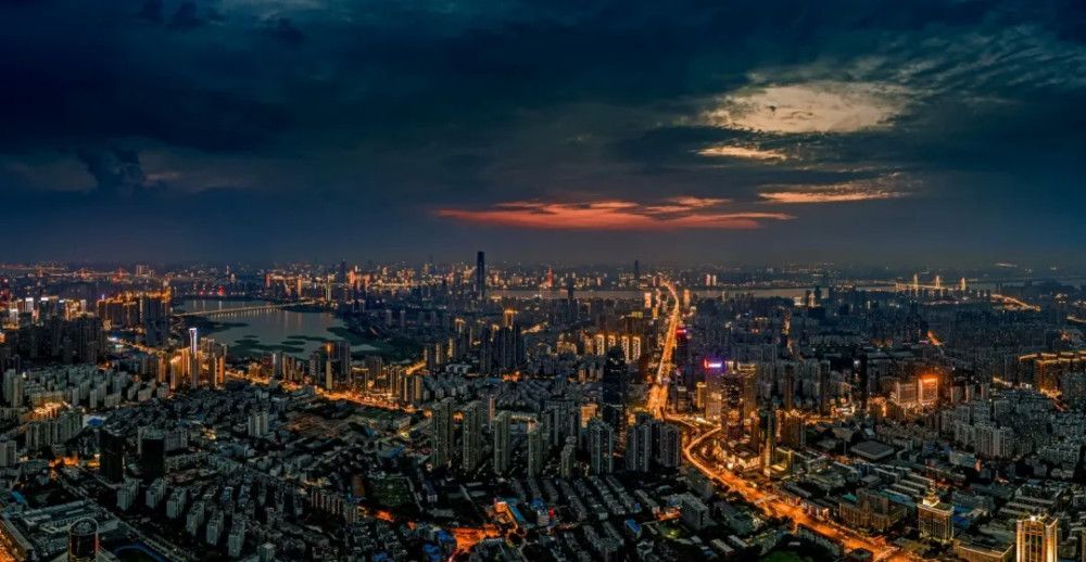 武汉不愧为新一线城市,这么热闹繁华的夜景我真是太美了