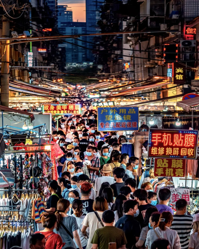 武汉不愧为新一线城市,这么热闹繁华的夜景我真是太美