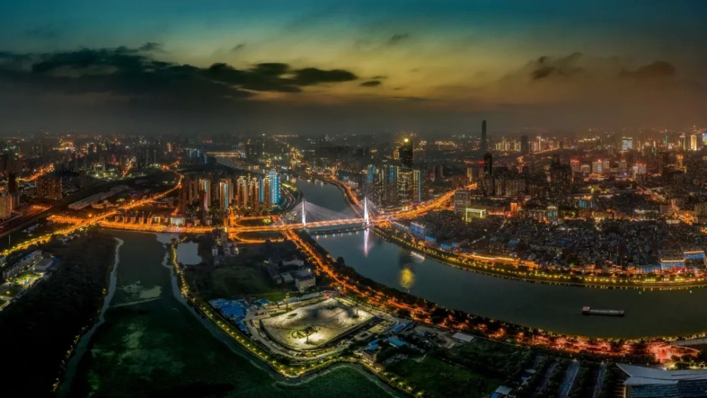 武汉不愧为新一线城市,这么热闹繁华的夜景我真是太美