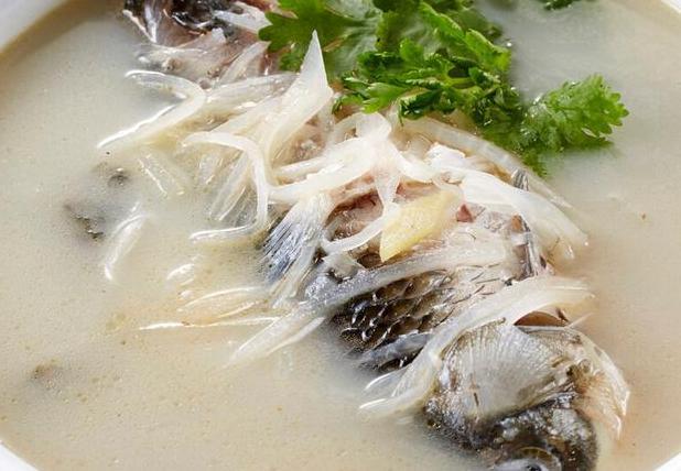 炖鱼汤时,只需2个小技巧,鱼汤又白又鲜,不比饭店里的差