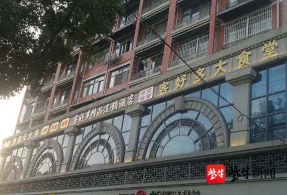 南京栖霞城管集中拆除迈皋桥老街一批违规店招