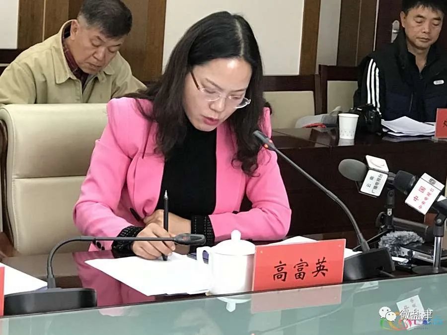 昆一中西山学校校长高富英希望政府帮助学校完善师资和设施,在教材和