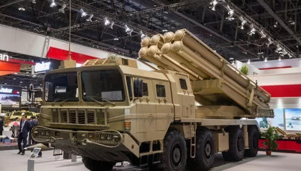 2019年,解放军最新配备的phl16型箱式远程火箭炮亮相于世人面前.