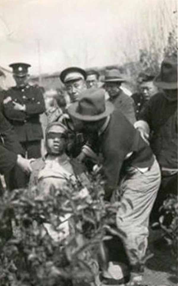 一组老照片:1930年代上海绞刑行刑现场连拍旧照,验明犯人正身