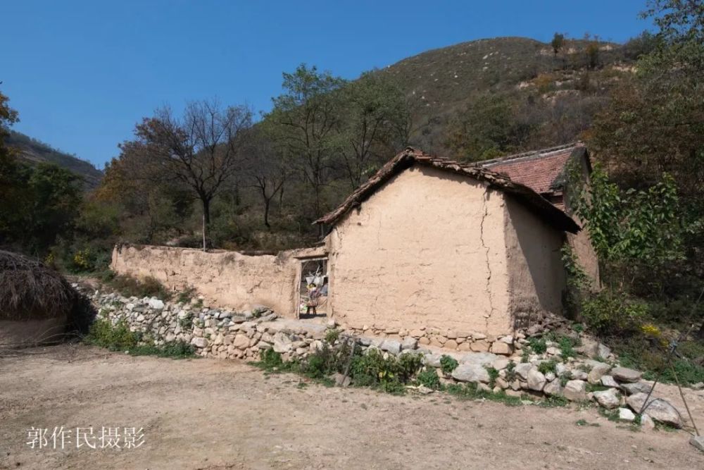 在农村采风,来到一个大山沟,发现一户人家,编者见院子的大门开着,就走