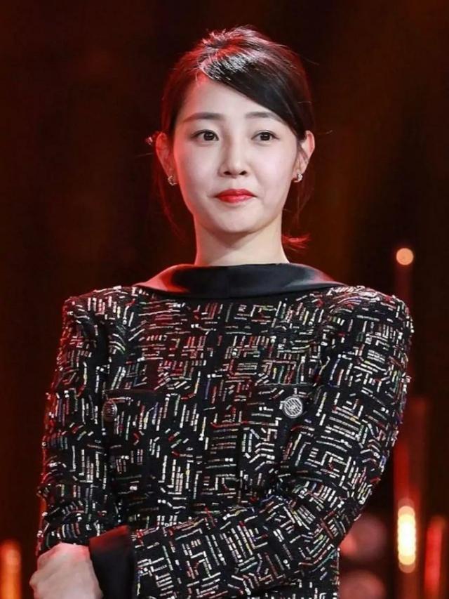 白百何真会搞特殊,衣服反着来穿,别看前面很保守,后面