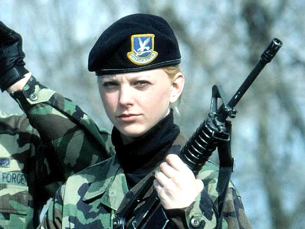 世界各国女兵大比拼,哪个国家更英姿飒爽?