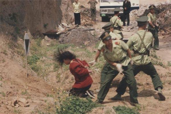 枪毙死刑犯时,如果一枪没有打死怎么办?需不需要再补