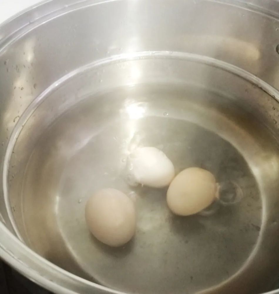 煮鸡蛋怎么煮不破壳,到底煮多长时间最营养,怎么剥壳鸡蛋才完整,小