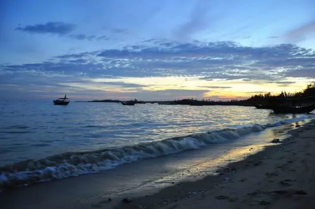 海歌在景区里久久地回荡着 带领着广大游客一起感受和领略 钦州绚丽