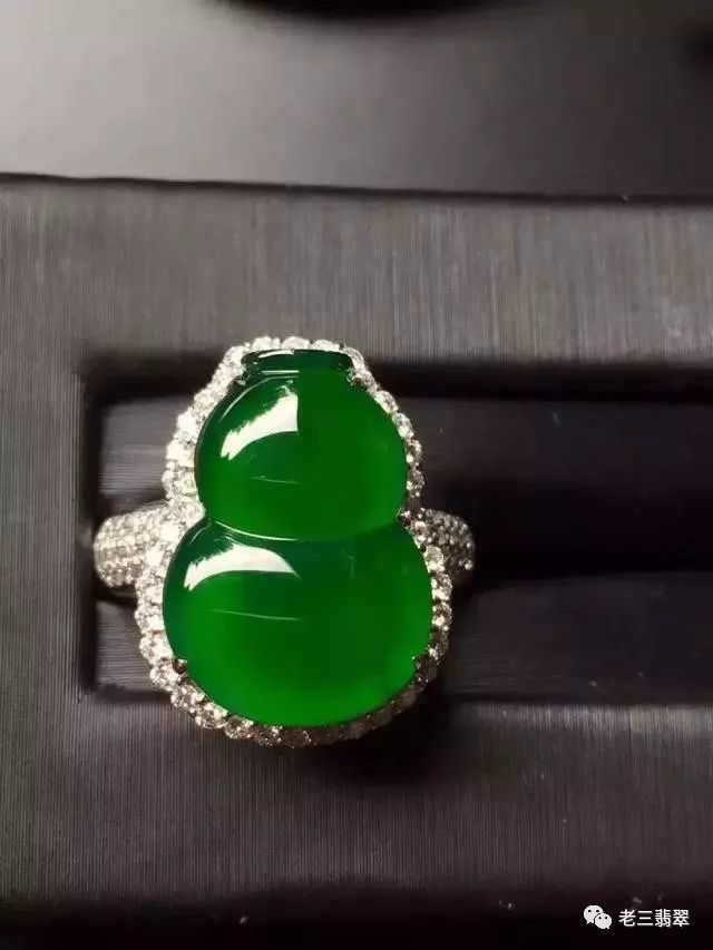 8000万的翡翠戒面长啥样?