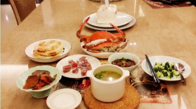 带你看看张翰的豪宅,一个人在家都吃海鲜大餐,伙食有点太好了