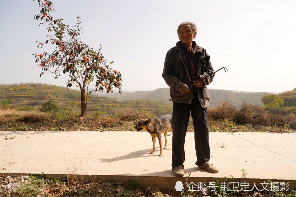 77岁农民大叔占山为王,痴迷阴阳八卦30多年,看活成啥样