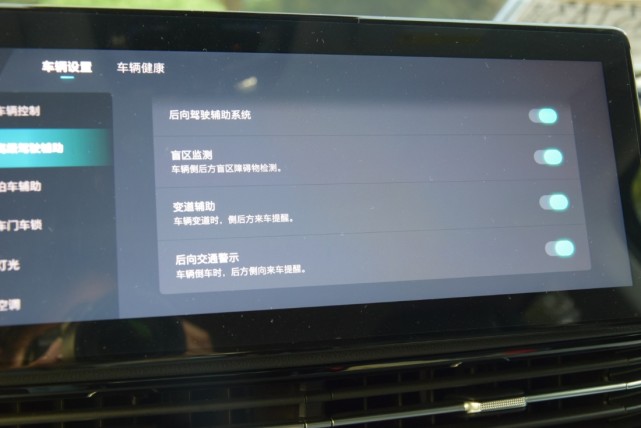 自带智能管家、专属屏幕！体验荣威iMAX8整车智能交互座舱