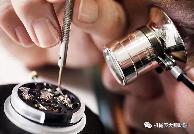 在进行机芯校准以及手表重新安装好的防水测试