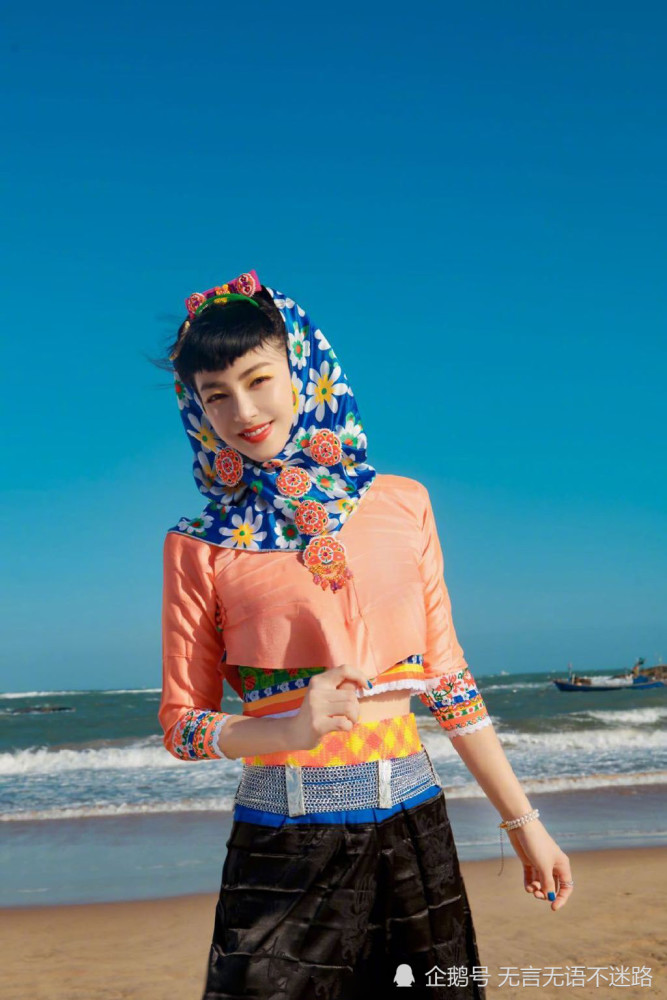 张雨绮碎花头巾造型,穿传统惠安女的衣服真的有种民族风情