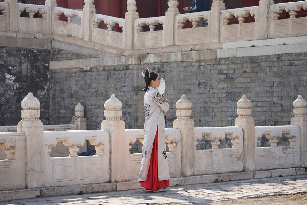 北京:游客着古装故宫内拍摄唯美艺术照