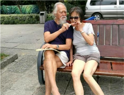 号称"中国最帅老头",80多岁了还拍照片秀恩爱,座驾更是不同凡响