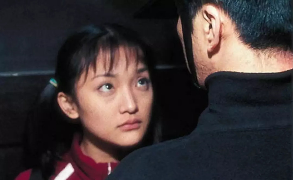 1998年,在第六代导演娄烨的代表作《苏州河》中,周迅一人分饰两角"
