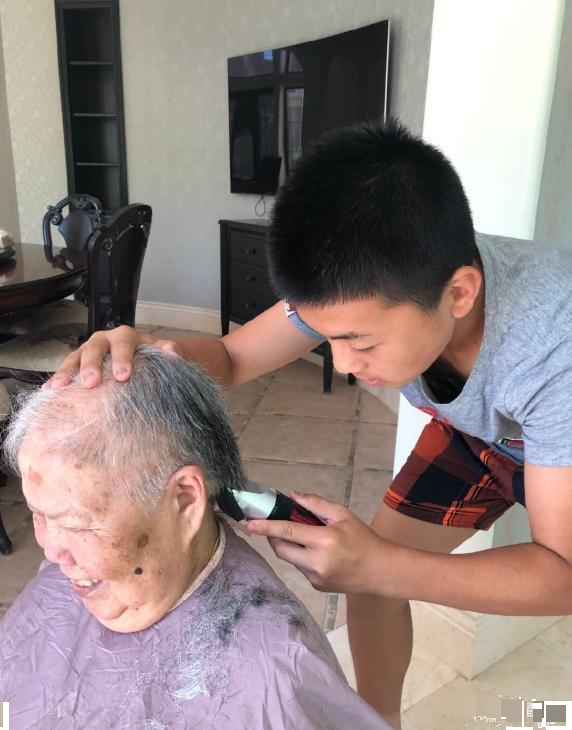 儿子也学妈妈,亲自帮奶奶剪头发,看这架势,应该学了很久吧,邓亚萍退役