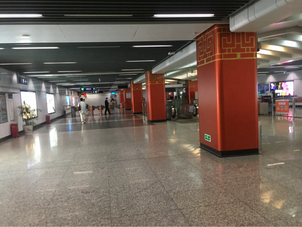 南京南站列车班次和客流量明显比合肥南站多.