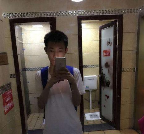 张嘉文放弃脏兵陋习?偶遇uzi后常驻下路,粉丝:不愧是专业男枪