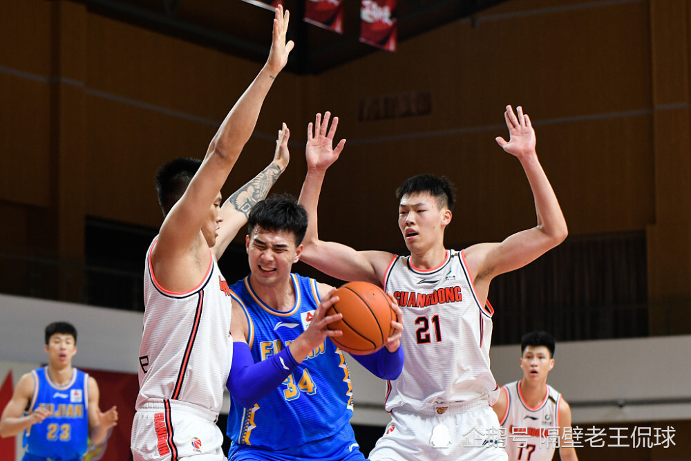 cba最火爆教练!胡明轩与徐杰出自他手 00后小将张昊也