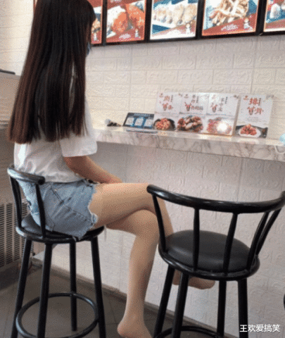 "现在的女生一进饭店就脱鞋,不影响自己的食欲吗?"哈哈哈哈