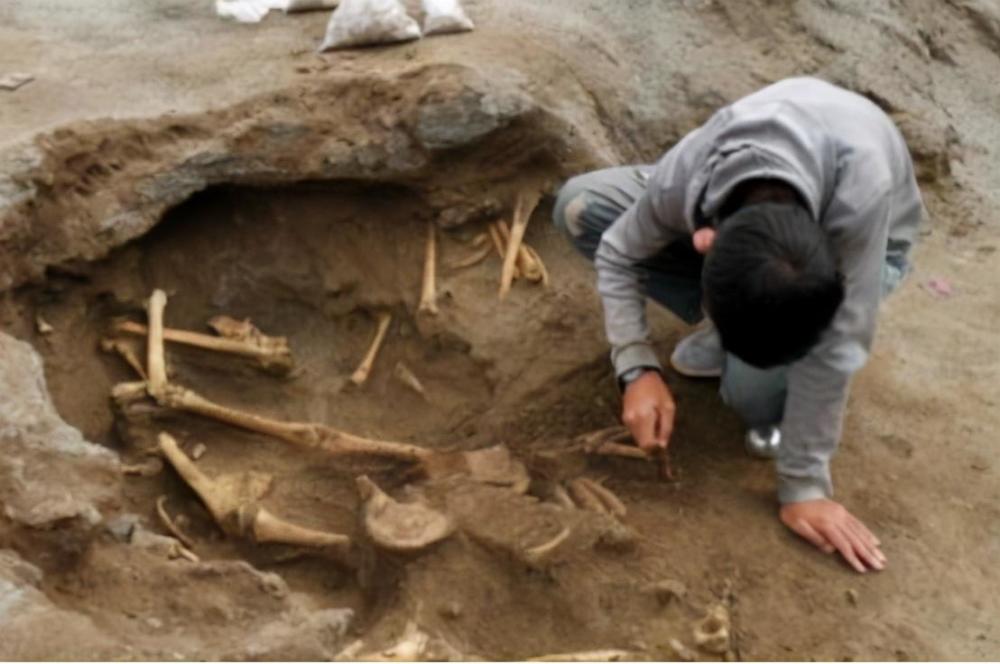 云南丽江一中学发现春秋战国时期墓葬,单坑19具遗骸,太残酷