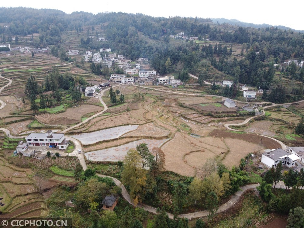 2020年10月28日在贵州省毕节市织金县牛场镇拍摄的后坝村.