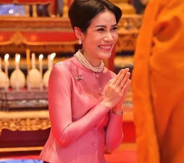 泰国王室珠宝大戏暂停,诗妮娜贵妃不秀了,妾室身份还是低调点好