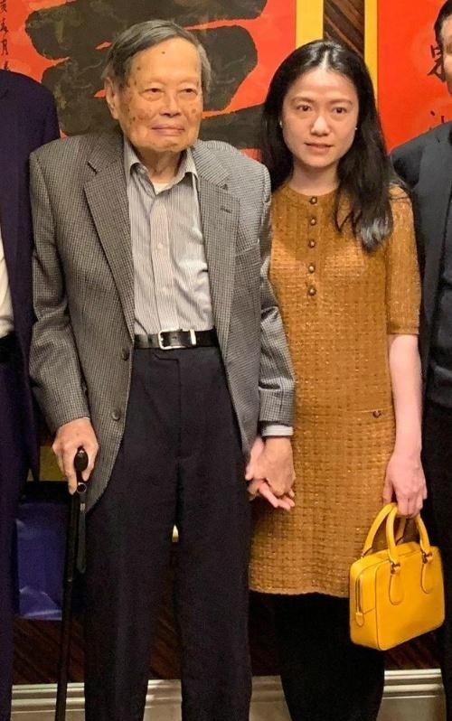 98岁杨振宁同意44岁妻子改嫁,翁帆感动不已!那么遗产都给谁呢?